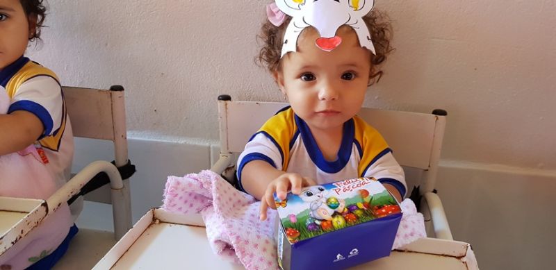 Prefeitura entrega ovos de Páscoa e faz a alegria das crianças.